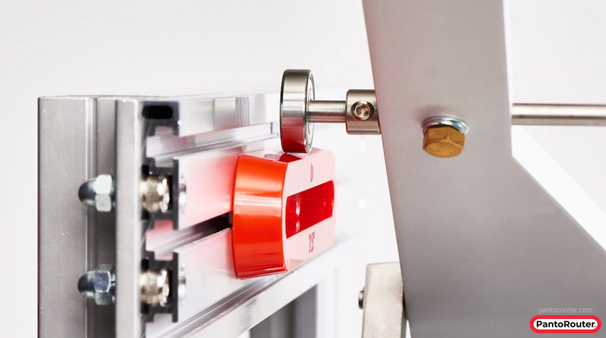 Regulacja dopasowania połączenia poprzez odpowienie ustawienie trzpienia kopiującego na szablonie | źródło: pantorouter.com Trzpień PantoRoutera ustawiony na szablonie do czopów/wpustów