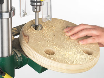 Pochylny stół w wiertarce DP25B