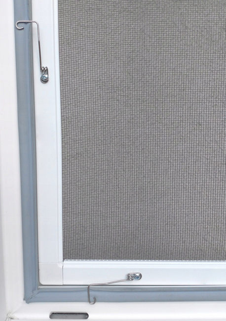 Zaczep sprężynowy do ramki moskitiery