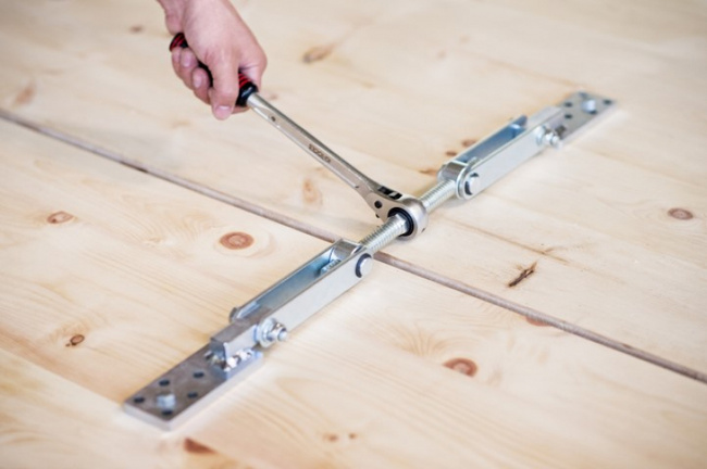 Ścisk ciesielski z grzechotką, przykręcany do drewna z obrotową płytą 360°