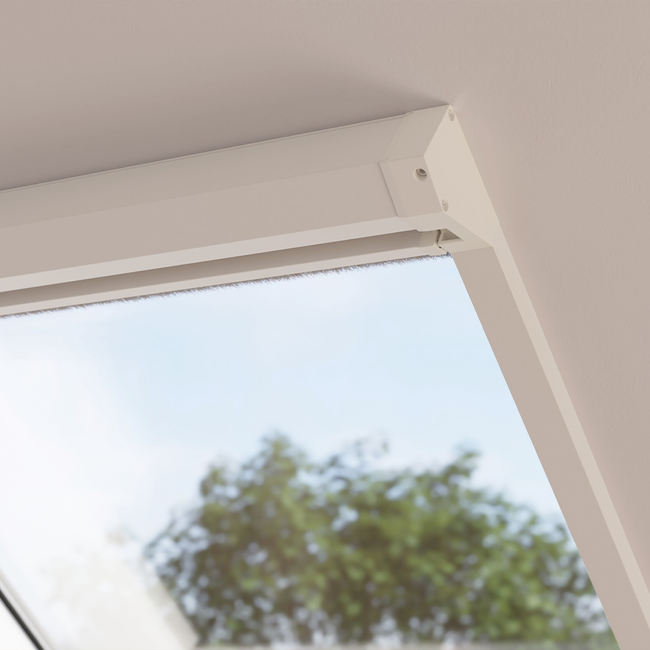 Moskitiera na okno dachowe rolowana biała 134x155 cm COMFORT - zestaw