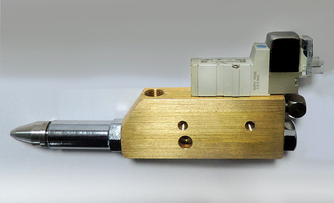 Pneumatyczny pistolet z elektrozaworem i długą dyszą, wykonany z mosiądzu