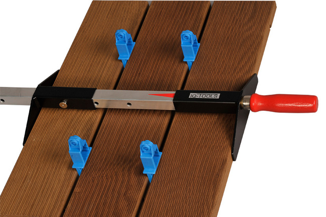 Ścisk do deski tarasowej z uchwytem na bit na uchwycie drewnianym SW13