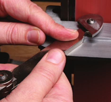 Uchwyt do przytrzymania ostrza skrawającego podczas ostrzenia W472