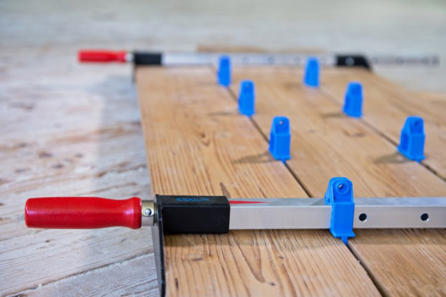 Komplet 4 ścisków do deski tarasowej z gniazdem na bit na uchwycie drewnianym SW13