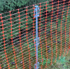 Zamontowana pomarańczowa siatka plastikowa na stalowym słupku podporowym