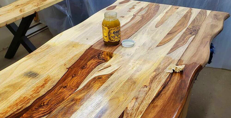 Drewniany stół zabezpieczony olejem wysokiej penetracji Odie's